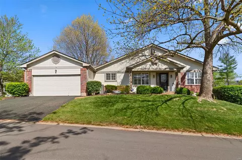 15709 Eldon Ridge Dr, Chesterfield, MO 63017