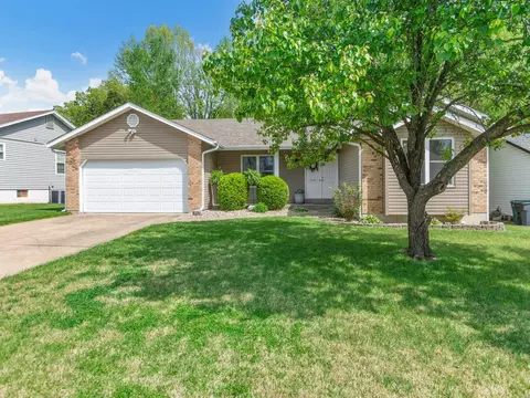 1294 Golden Gate Ln, Saint Peters, MO 63376