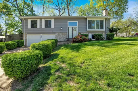 892 Almond Hill Ct, Manchester, MO 63021