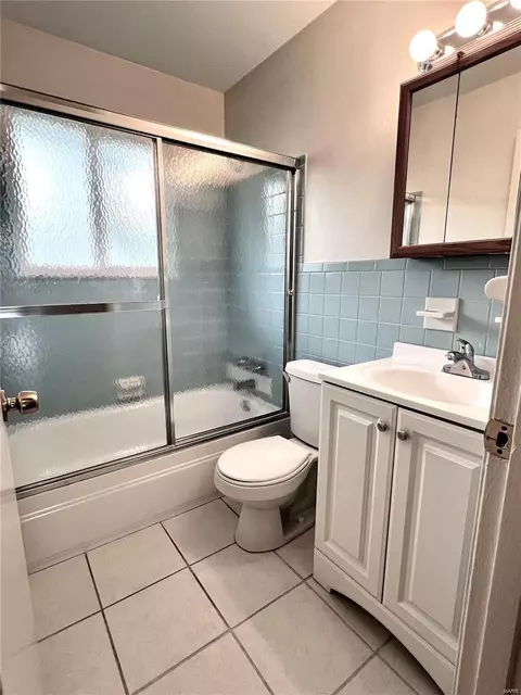 Bath - 4059 Esseldale Dr, Saint Ann, MO 63074 photo 1 of 1