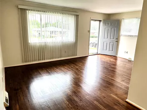 Living - 4059 Esseldale Dr, Saint Ann, MO 63074 photo 1 of 2