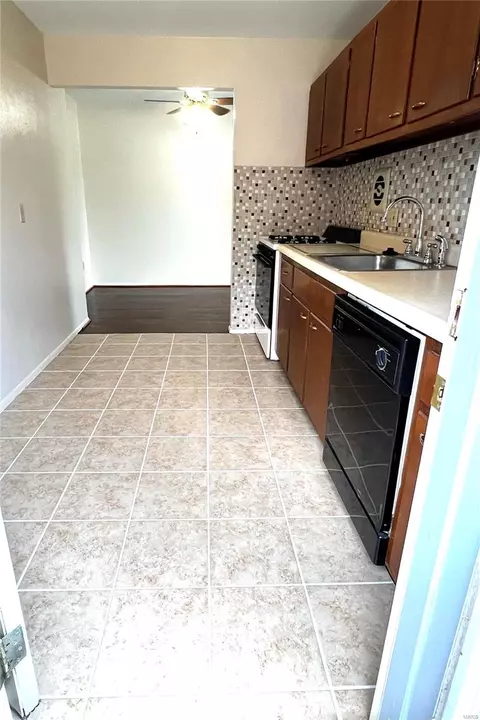 Kitchen - 4059 Esseldale Dr, Saint Ann, MO 63074 photo 2 of 2