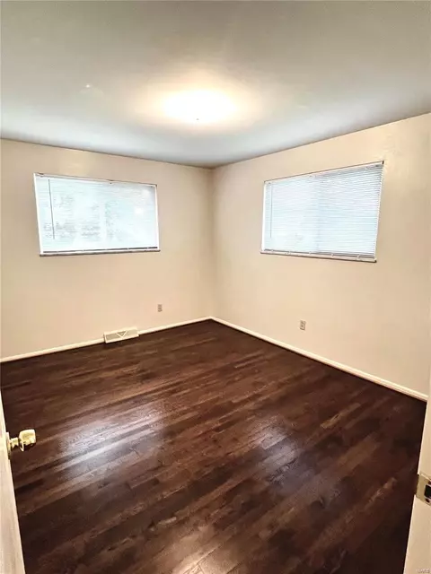 Bedroom - 4063 Esseldale Dr, Saint Ann, MO 63074 photo 2 of 4