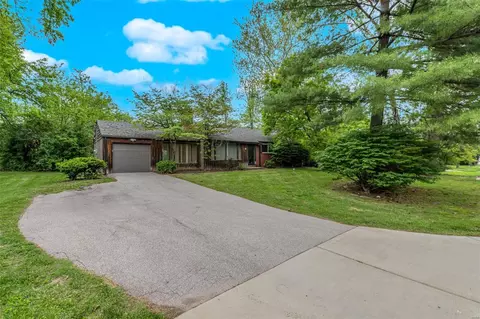 10021 Clayton Rd, Ladue, MO 63124