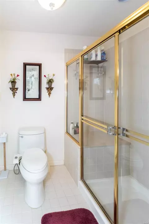 Bath - 622 Highview Circle Dr, Ballwin, MO 63021 photo 4 of 5