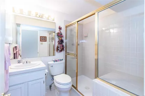 Bath - 622 Highview Circle Dr, Ballwin, MO 63021 photo 5 of 5