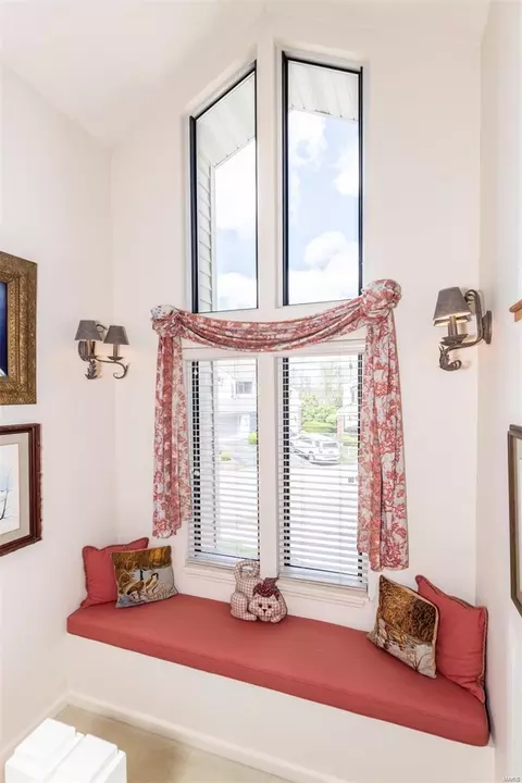 Living - 622 Highview Circle Dr, Ballwin, MO 63021 photo 9 of 11