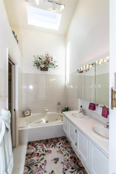 Bath - 622 Highview Circle Dr, Ballwin, MO 63021 photo 2 of 5