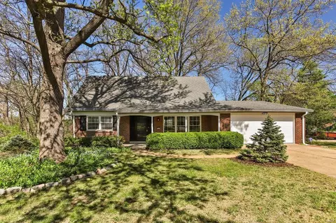 9006 Crestmoor Dr, Saint Louis, MO 63126