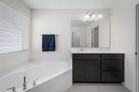 Bath - 125 Keystone Ridge Dr, O'fallon, MO 63366 photo 2 of 3