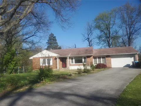 802 Uplynn Dr, Saint Louis, MO 63135