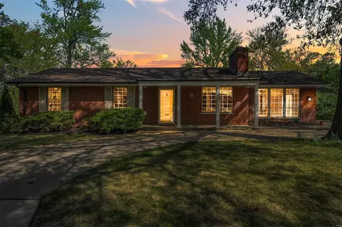 71 Ridgeline Dr, Saint Louis, MO 63122