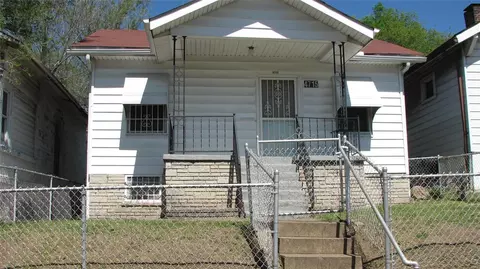 4715 Thrush Ave, Saint Louis, MO 63120