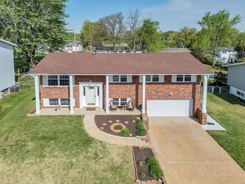 4587 Tauneybrook Dr, Saint Louis, MO 63128