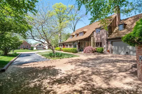 440 Hunters Hill Dr, Chesterfield, MO 63017