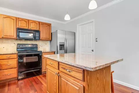 Kitchen - 977 Midpoint Dr, O'fallon, MO 63366 photo 2 of 3