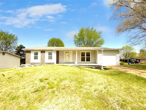 1448 La Cerros Ln, Florissant, MO 63031
