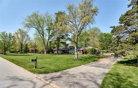 16 Ladue Mdws, Saint Louis, MO 63141