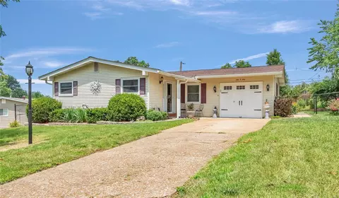 201 Freeman Dr, Saint Louis, MO 63129