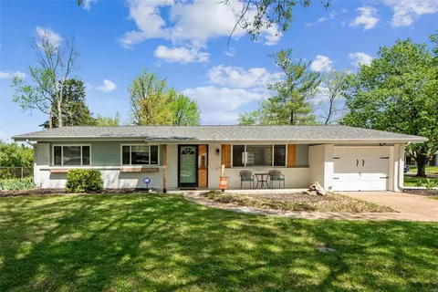 915 Broadhurst Dr, Manchester, MO 63021