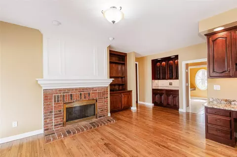 Living - 8 Kingspointe Ct, Chesterfield, MO 63005 photo 2 of 12