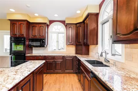 Kitchen - 8 Kingspointe Ct, Chesterfield, MO 63005 photo 2 of 10