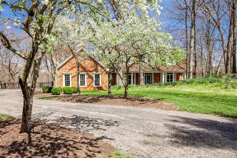 8 Kingspointe Ct, Chesterfield, MO 63005