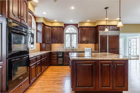 Kitchen - 8 Kingspointe Ct, Chesterfield, MO 63005 photo 1 of 10