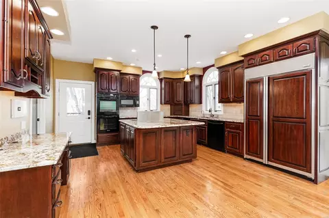 Kitchen - 8 Kingspointe Ct, Chesterfield, MO 63005 photo 3 of 10