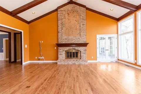 Living - 8 Kingspointe Ct, Chesterfield, MO 63005 photo 5 of 12
