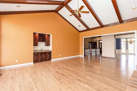 Living - 8 Kingspointe Ct, Chesterfield, MO 63005 photo 7 of 12