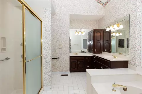 Bath - 8 Kingspointe Ct, Chesterfield, MO 63005 photo 4 of 6