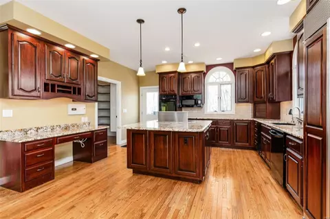 Kitchen - 8 Kingspointe Ct, Chesterfield, MO 63005 photo 4 of 10