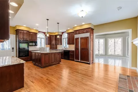 Kitchen - 8 Kingspointe Ct, Chesterfield, MO 63005 photo 5 of 10