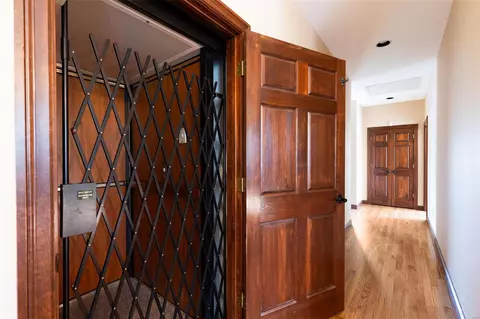 Entry Way - 8 Kingspointe Ct, Chesterfield, MO 63005 photo 5 of 6