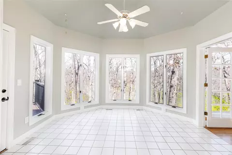 Living - 8 Kingspointe Ct, Chesterfield, MO 63005 photo 3 of 12