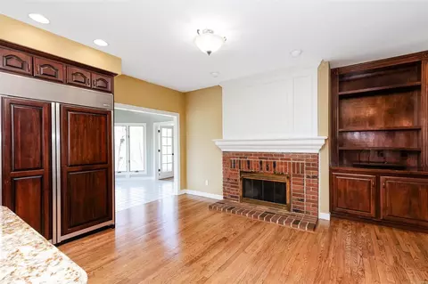 Living - 8 Kingspointe Ct, Chesterfield, MO 63005 photo 1 of 12