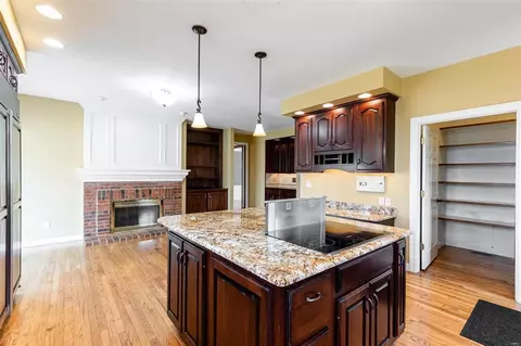 Kitchen - 8 Kingspointe Ct, Chesterfield, MO 63005 photo 6 of 10