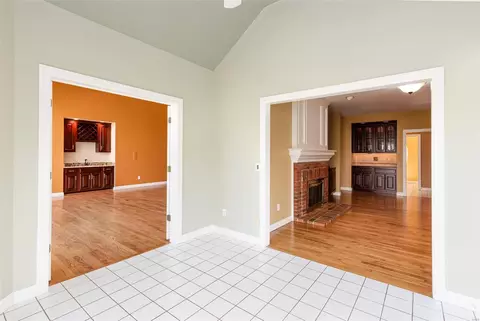 Living - 8 Kingspointe Ct, Chesterfield, MO 63005 photo 4 of 12