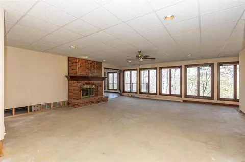 Living - 8 Kingspointe Ct, Chesterfield, MO 63005 photo 9 of 12