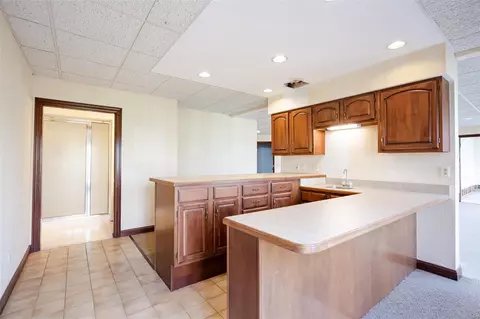 Kitchen - 8 Kingspointe Ct, Chesterfield, MO 63005 photo 8 of 10