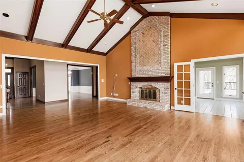 Living - 8 Kingspointe Ct, Chesterfield, MO 63005 photo 6 of 12