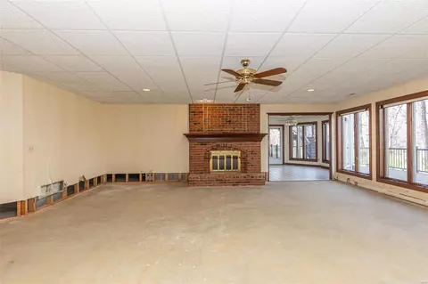 Living - 8 Kingspointe Ct, Chesterfield, MO 63005 photo 10 of 12