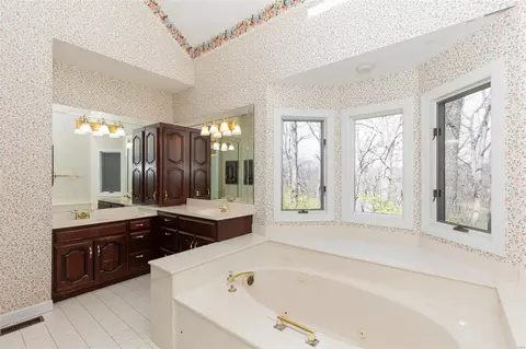 Bath - 8 Kingspointe Ct, Chesterfield, MO 63005 photo 3 of 6