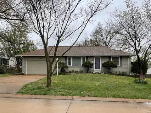 606 Mistletoe Ln, Saint Louis, MO 63122