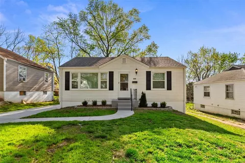 7825 Madison Dr, Saint Louis, MO 63133