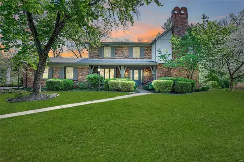 2106 Crystal Dr, Saint Louis, MO 63131