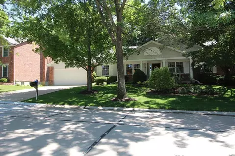 2338 Westpar Dr, Chesterfield, MO 63017