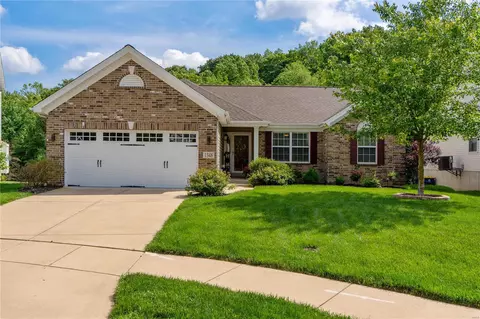1348 Red Oak Plantation Dr, Ballwin, MO 63021