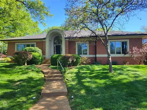 8333 Kingsbury Blvd, Saint Louis, MO 63105